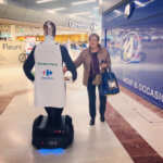 Georges le robot animation commercaile carrefour seduit les dames