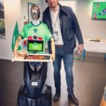 Geroges le robot pose avec Julien Pierre